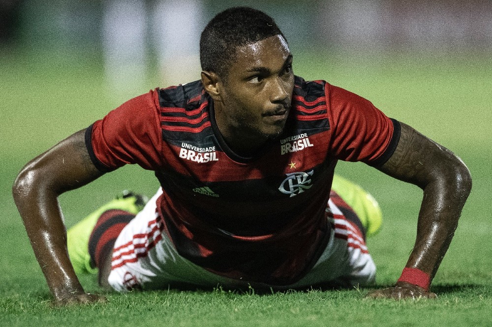 Das vaias aos aplausos, Vitinho bota a cara para jogo no Flamengo e