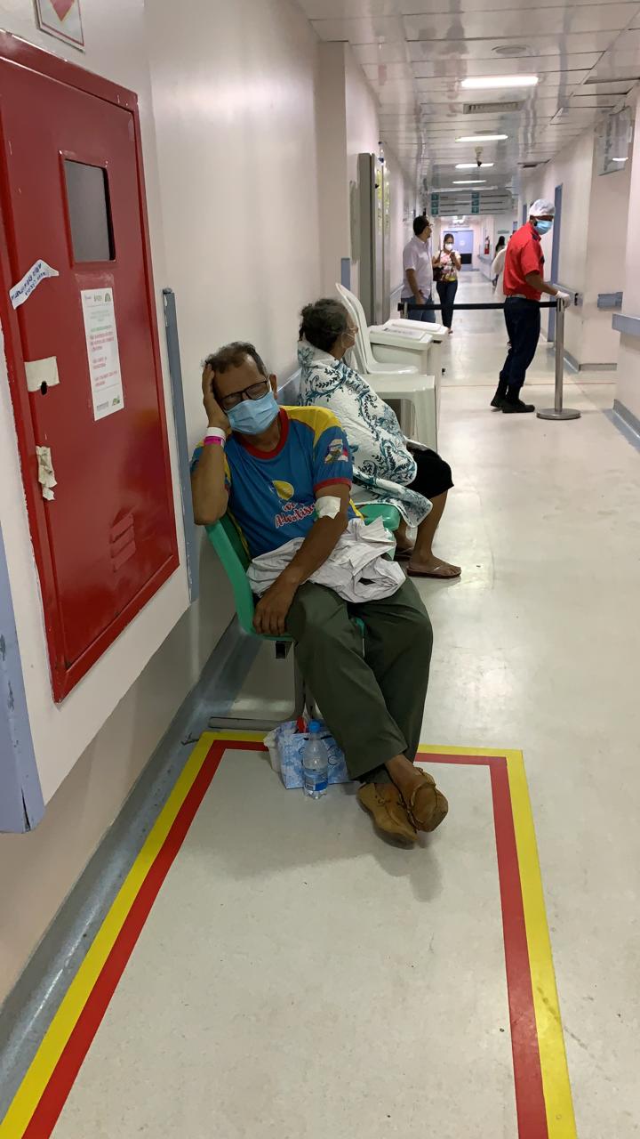 Imagens de enfermarias lotadas e pacientes nos corredores revelam a realidade do avanço da Covid-19 no AM