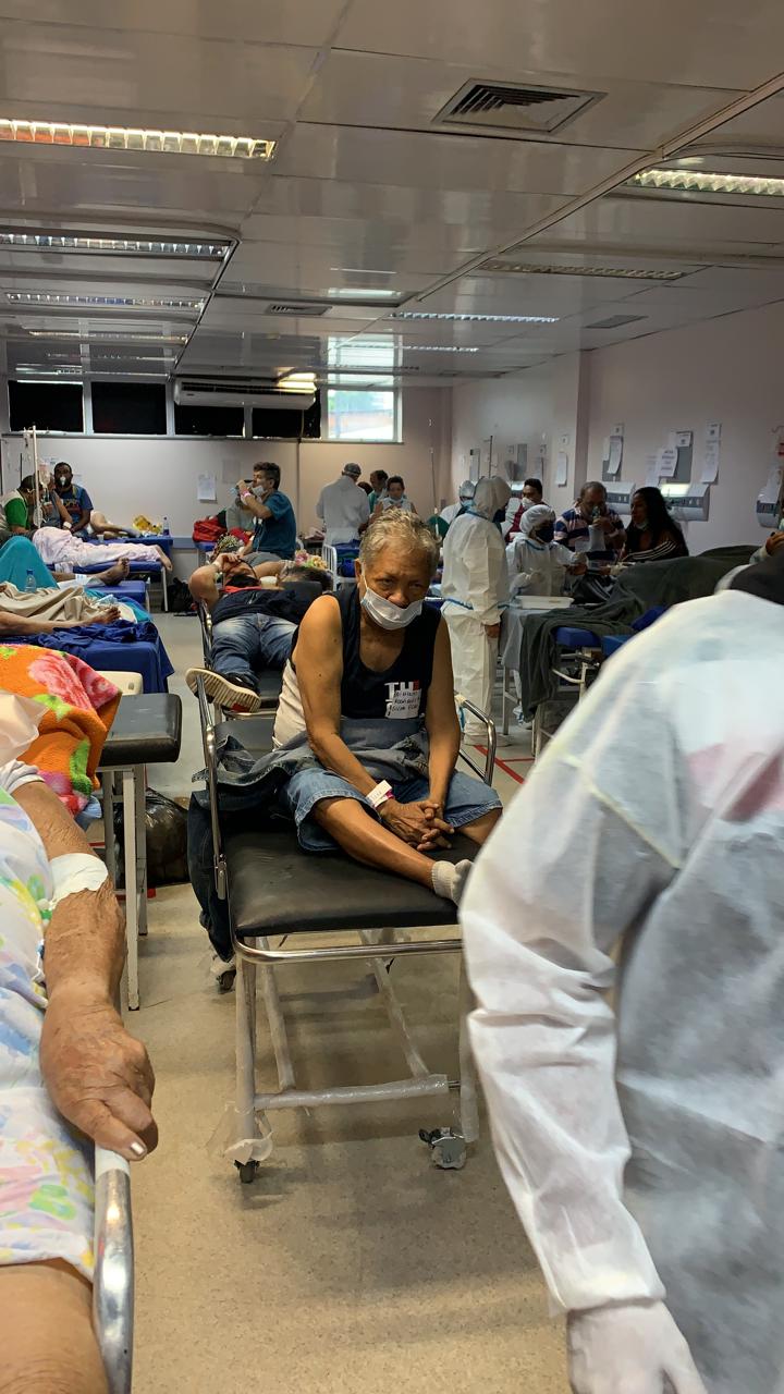 Imagens de enfermarias lotadas e pacientes nos corredores revelam a realidade do avanço da Covid-19 no AM