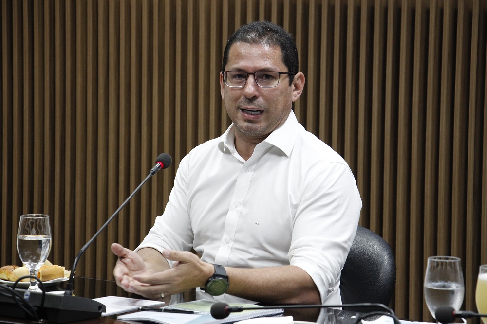 Agenda Legislativa da Indústria 2021 da FIEAM e CIEAM tem 16 pautas prioritárias 3 O deputado Marcelo Ramos recebeu um exemplar da Agenda Legislativa como representante da Camara dos Deputados
