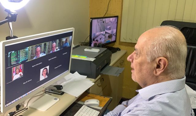 Deputados destacam decisão da Justiça Federal que garante vacina a professores do Amazonas 3 04 Dep. Serafim Correa a Medida equilibrada e racionala diz Serafim sobre decisaI o da JusticI a que manda MS enviar vacinas para professores em Manaus
