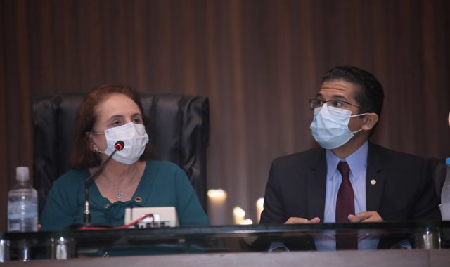 Deputados destacam decisão da Justiça Federal que garante vacina a professores do Amazonas 2 05 Deputados comemoram decisaI o que garante vacina a professores e aprovacI aI o do projeto da LG no Polo Industrial de Manaus