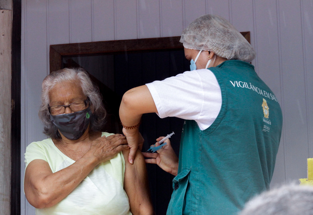 Público de Manaus de 55 a 59 anos com comorbidades recebe a 1ª dose da vacina contra a Covid-19 4 51155774268 43b320fa52 b