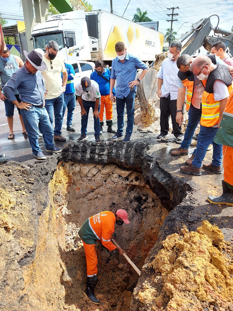 Novo rompimento de adutora na Torquato Tapajós; velhos transtornos para quem depende do serviço de abastecimento de água 2 51226826141 4109fae93b b