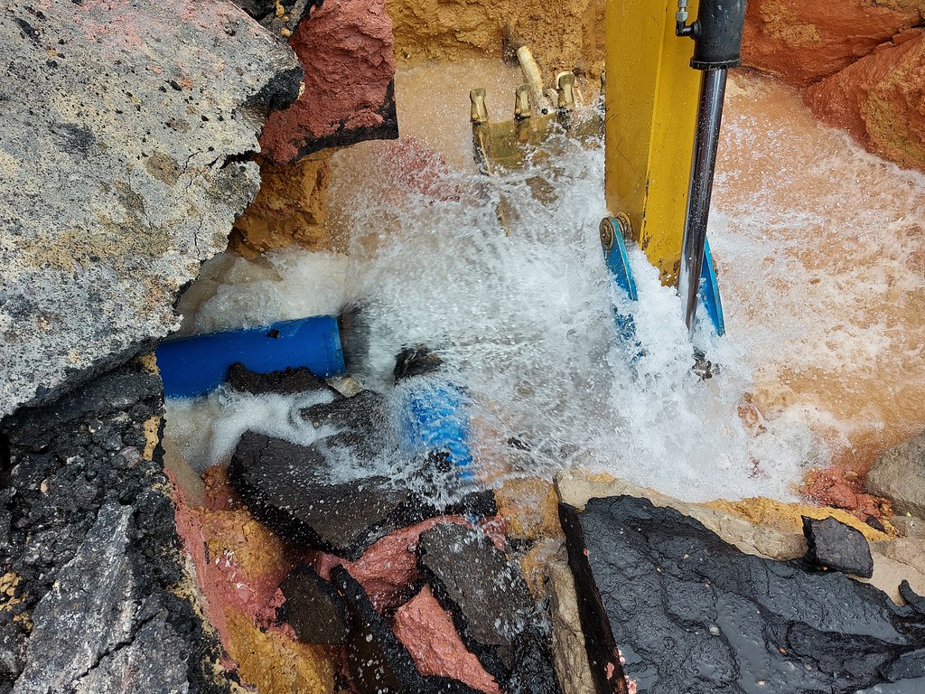 Novo rompimento de adutora na Torquato Tapajós; velhos transtornos para quem depende do serviço de abastecimento de água 1 51227900275 f3d39f32b6 b