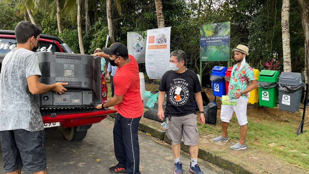 Ação ambiental durante o fim de semana coleta resíduos eletrônicos nas margens de igarapé 1 Ação ambiental durante o fim de semana coleta resíduos eletrônicos nas margens de igarapé