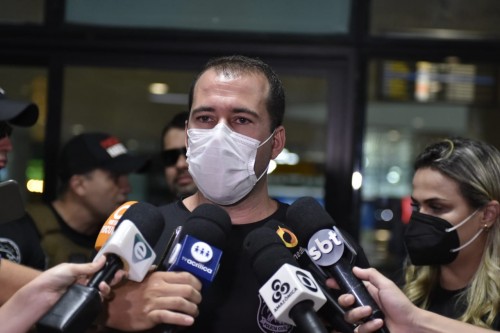 Chegam a Manaus homens presos no RJ, apontados como mandantes dos ataques criminosos ocorridos no Amazonas 2 Chegam a Manaus homens presos no RJ, apontados como mandantes dos ataques criminosos ocorridos no Amazonas