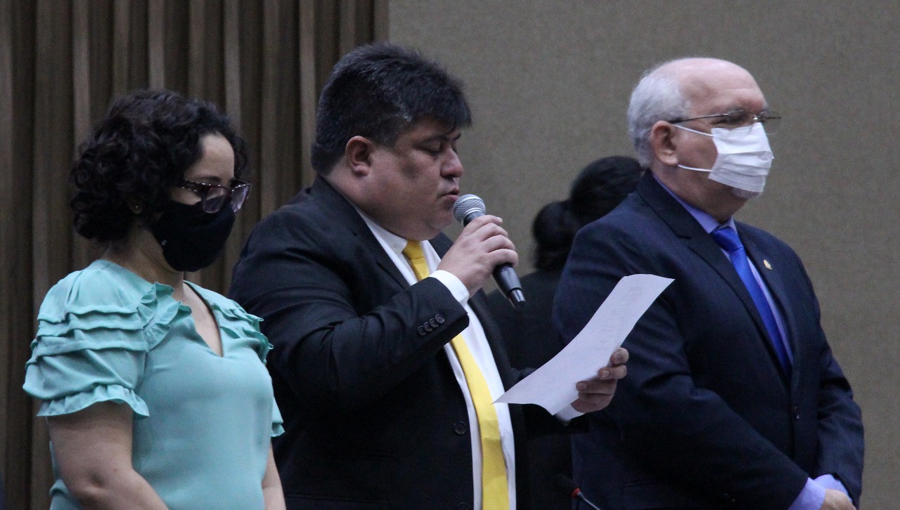 Antecipação da primeira parcela do 13º da CMM injeta mais de R$ 2,5 milhões na economia local, nesta segunda-feira 2 Antecipação da primeira parcela do 13º da CMM injeta mais de R$ 2,5 milhões na economia local, nesta segunda-feira