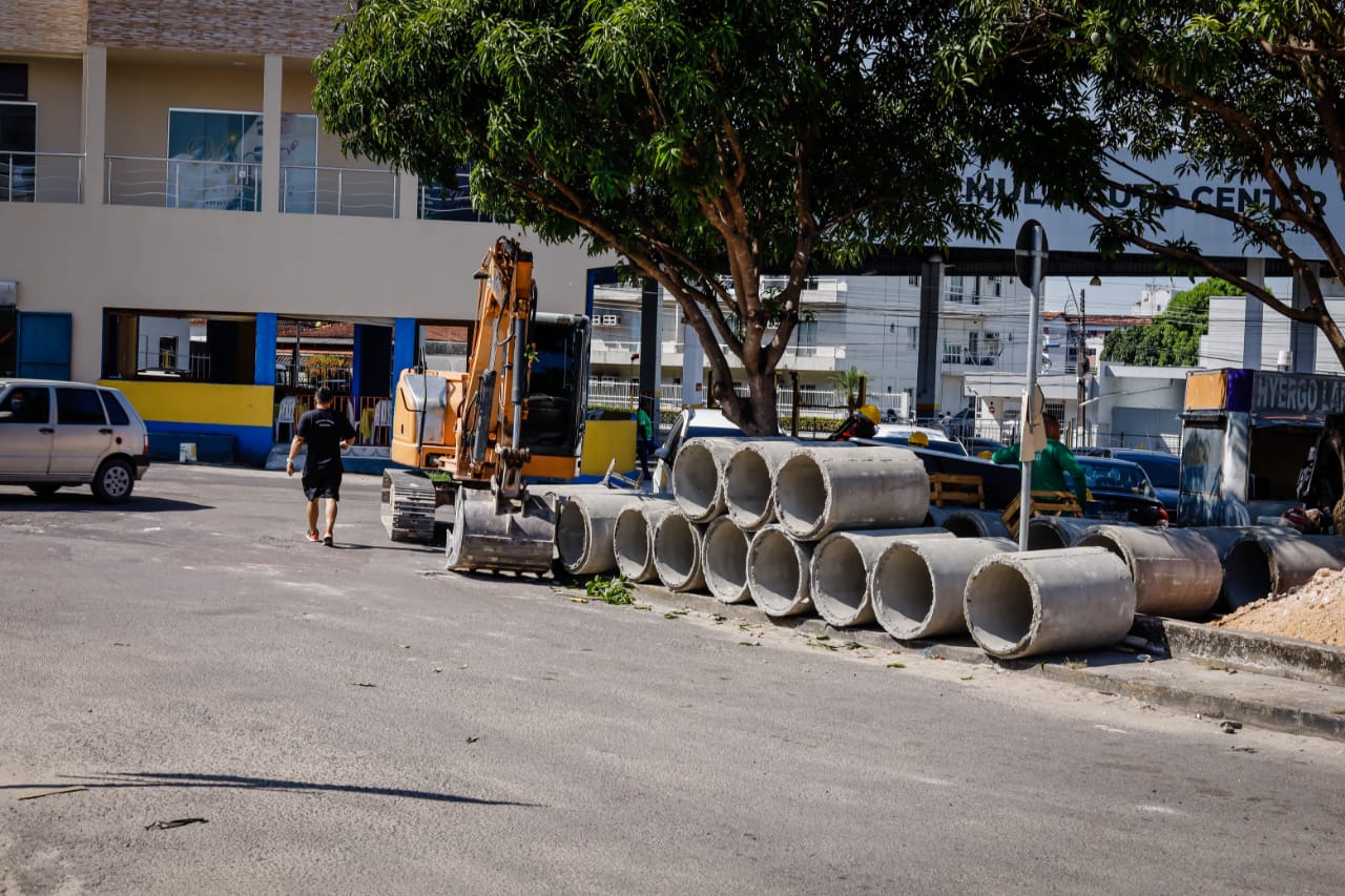 Trânsito no Parque 10 é alterado durante implantação de drenagem 2 Trânsito no Parque 10 é alterado durante implantação de drenagem