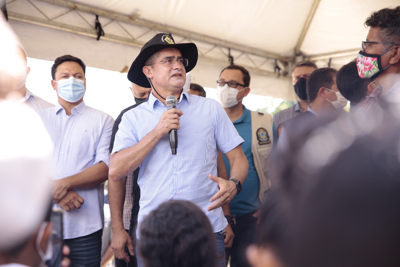 Prefeito David Almeida pretende multar quem fizer buracos nas ruas que forem recapeadas em Manaus
