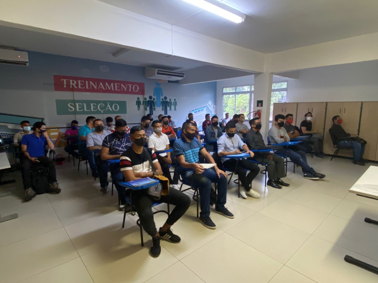 Jovens cadastrados no Sine Manaus participam de processo seletivo