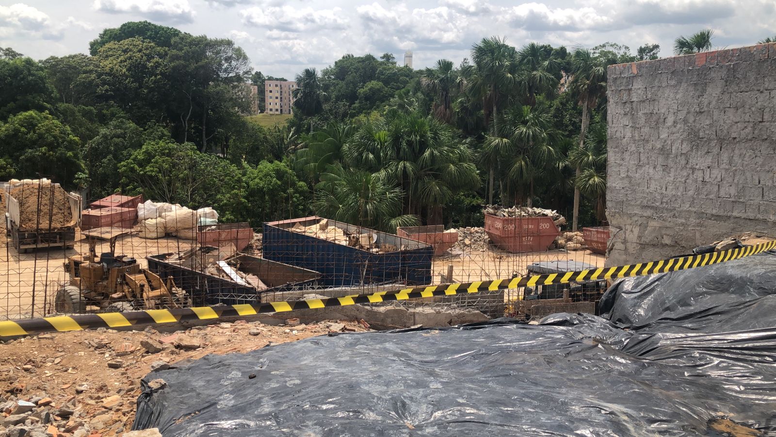 Desmoronamento de terra deixa duas pessoas soterradas em bairro da zona Norte de Manaus 1 Desmoronamento de terra deixa duas pessoas soterradas em bairro da zona Norte de Manaus
