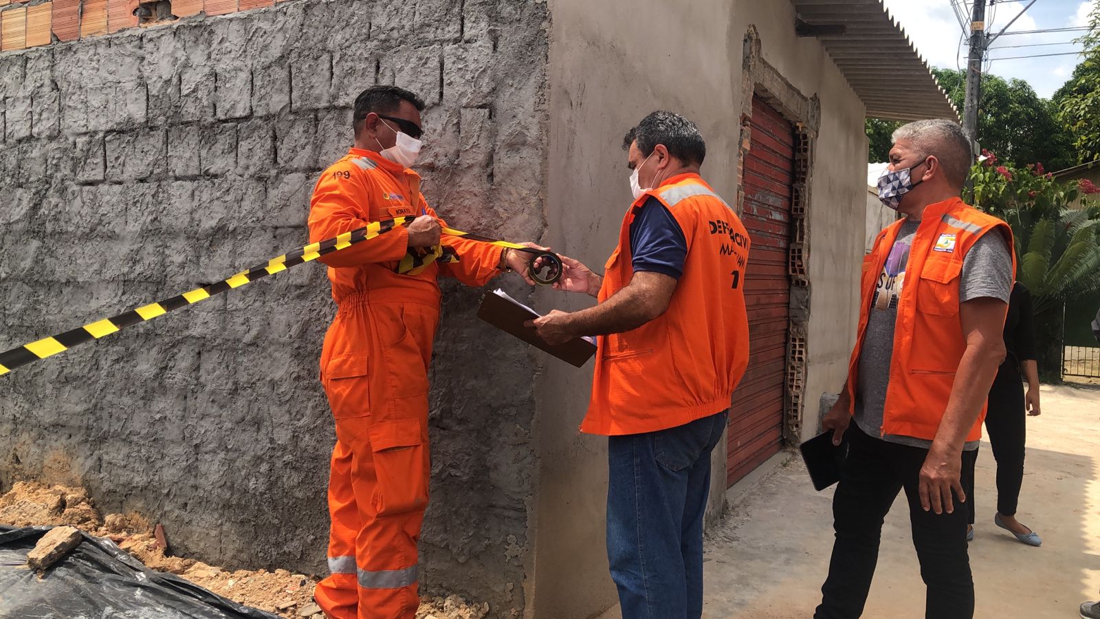Desmoronamento de terra deixa duas pessoas soterradas em bairro da zona Norte de Manaus 2 Desmoronamento de terra deixa duas pessoas soterradas em bairro da zona Norte de Manaus