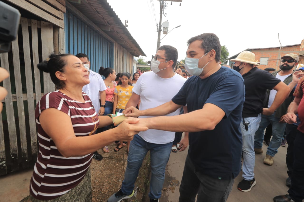 governador wilson lima caminha ao lado de robson tiradentes no abandonado bairro do pera, em coari 3 67ac1f73 3d76 4b6d b697 d07b4db7b90d 1 | portal amz!