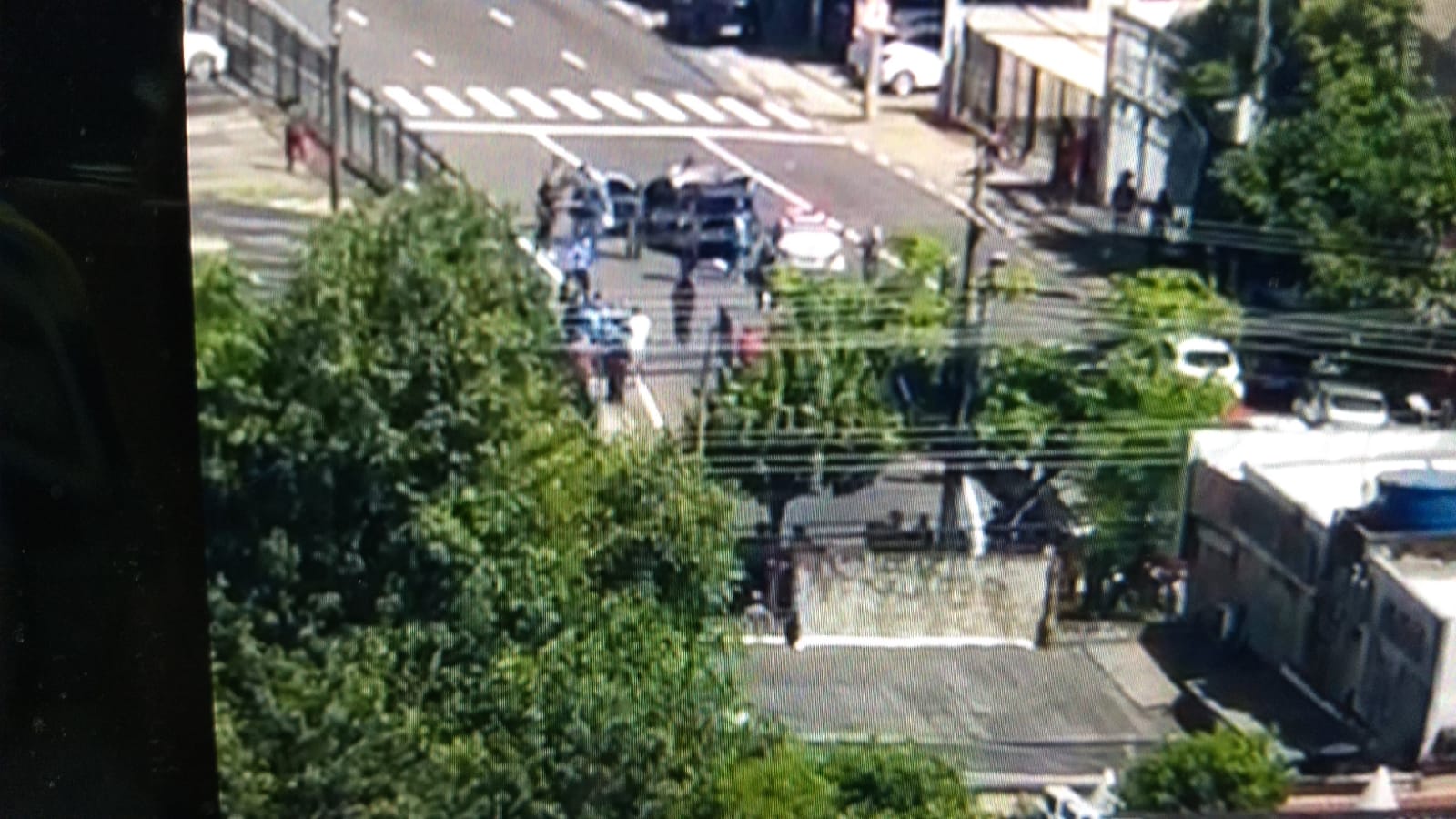 Urgente: viatura policial é metralhada com presos dentro em frente ao Fórum Henoch Reis, em Manaus