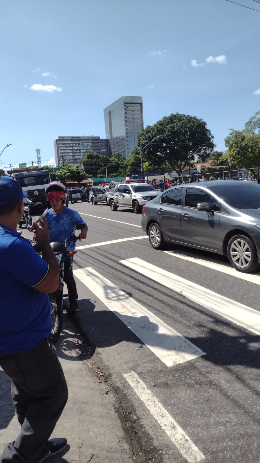 Urgente: viatura policial é metralhada com presos dentro em frente ao Fórum Henoch Reis, em Manaus