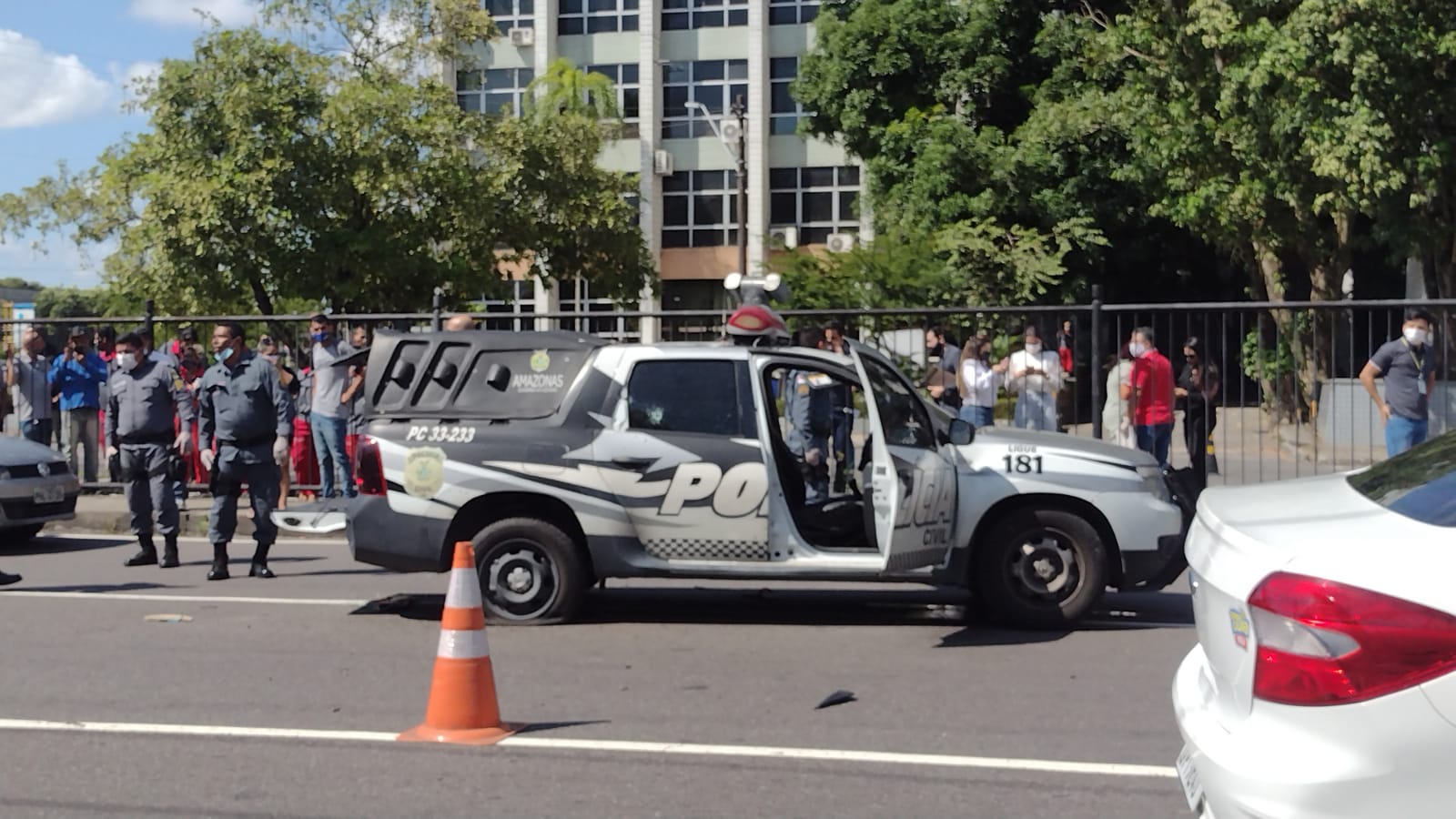 Urgente: viatura policial é metralhada com presos dentro em frente ao Fórum Henoch Reis, em Manaus