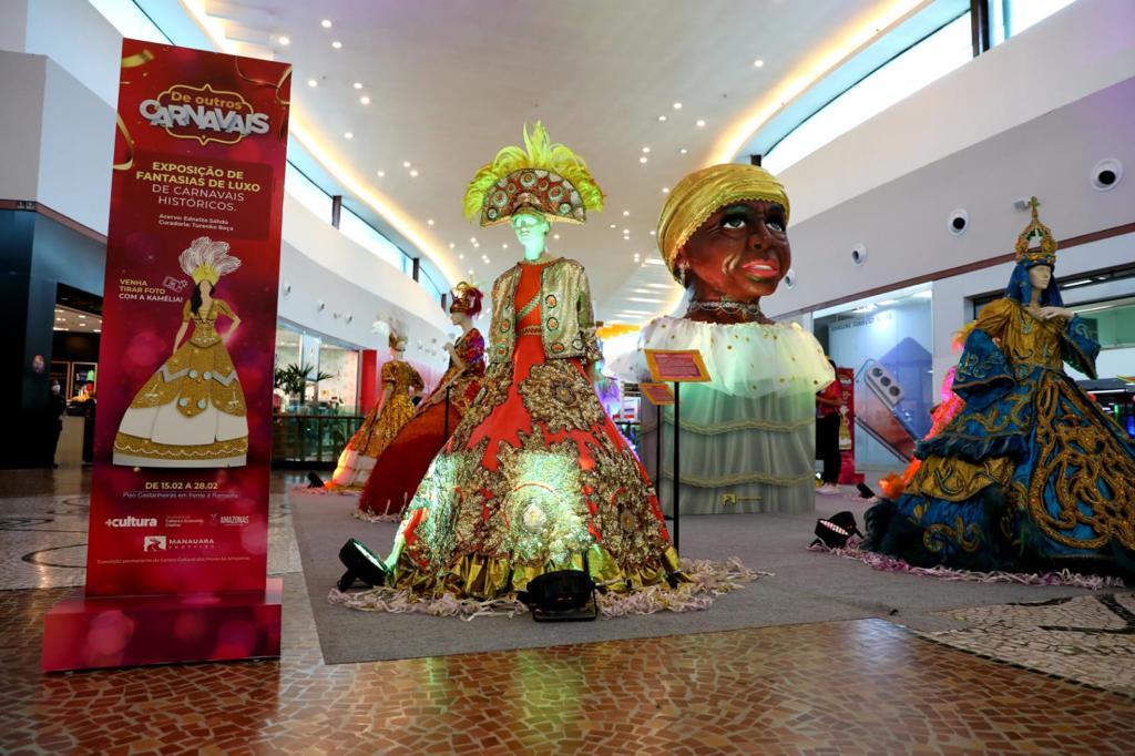 Sem o evento mais popular de todos os anos, por causa da pandemia, exposição com fantasias históricas do carnaval amazonense podem ser vistas em Shopping de Manaus